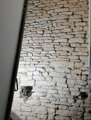 Aérogommage de mur en pierres