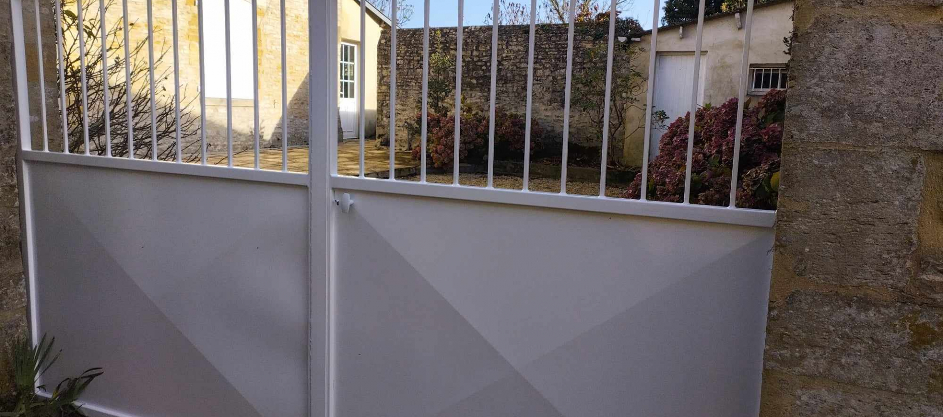 Aérogommage du bessin : rénovation portail en acier