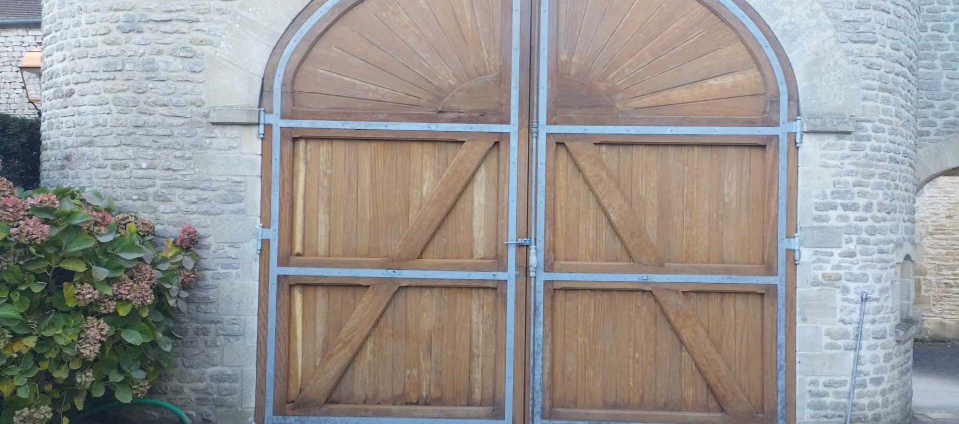 Aérogommage du bessin : rénovation portail exotique